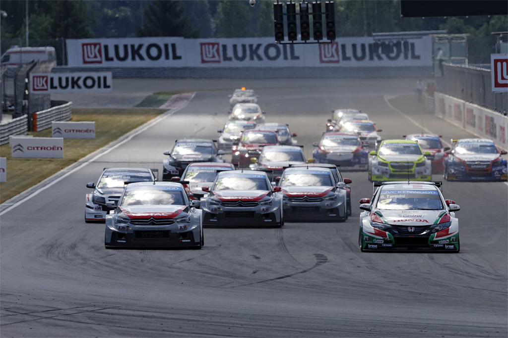 Nærkamp under starten til Race 1 på Moscow Raceway mellem López i Citroën og Tarquini i Honda
(Foto: FIA-WTCC)
